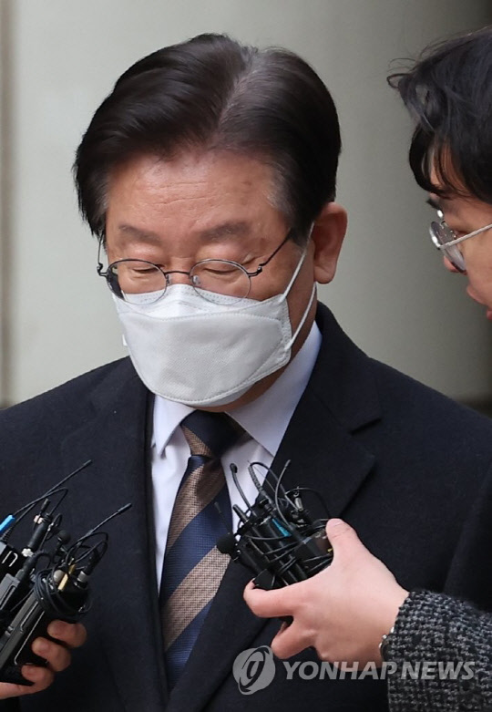 지난 대선 과정에서 허위 발언을 한 혐의로 재판에 넘겨진 이재명 더불어민주당 대표가 지난 3일 오후 서초구 서울중앙지방법원에서 열린 공직선거법 위반 혐의 사건 오후 재판을 마치고 법정을 나서고 있다.<연합뉴스>
